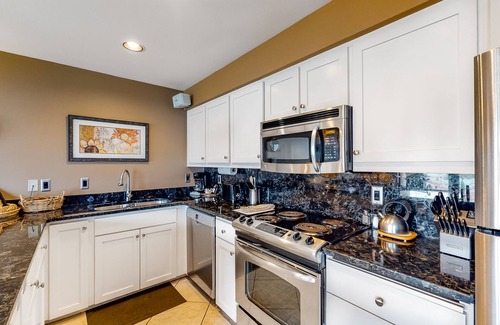 Chelan Condo | Bright Upscale Condo with Views - Pool & Hot Tub Access