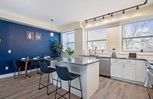 East Liberty Apartment | Bright & Upscale|King Bed|Free Parking w/Workspace