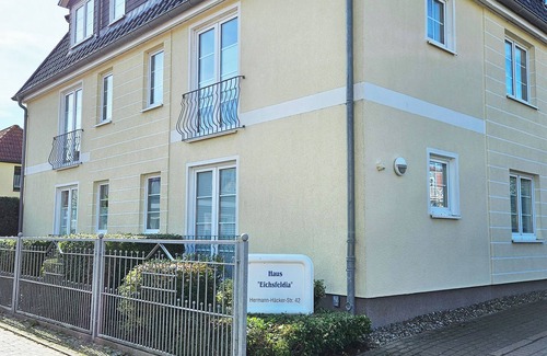Kuehlungsborn Apartment | Bright vacation apartment in Kühlungsborn with balcony, beach chair and bicycles