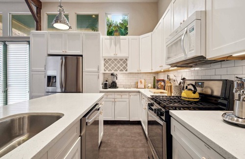 Faubourg Lafayette Villa | Bright Victorian House w Heated Pool 6br|4ba
