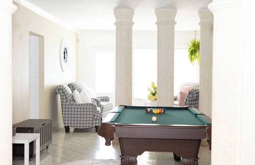 Coral Way House | Bright, warm, and cozy home in the heart of Miami. 4 bedrooms/4 bathrooms.