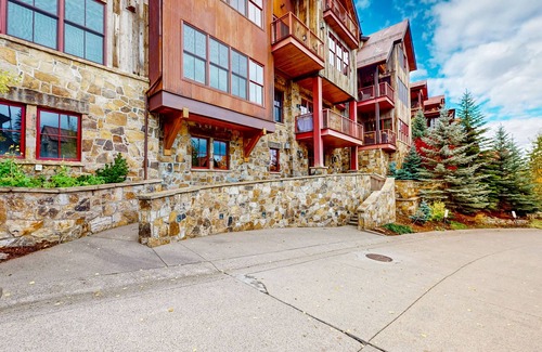 Mountain Village Condo | Bright & Welcoming Mountain Condo in Ski-In/Ski-Out Location w/WiFi & Balcony