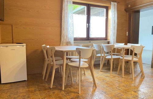 Schwandorf Apartment | Bright workers home with porch (SAD202)