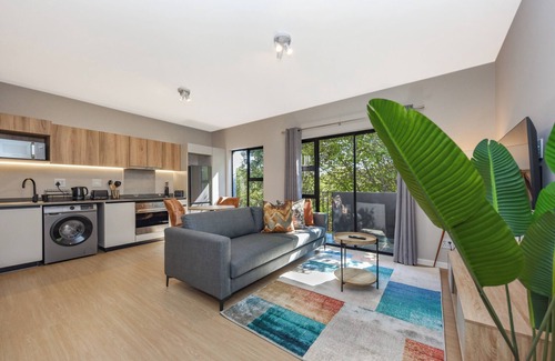 Greater Johannesburg Metropolitan Area Apartment | Brighten Your Stay | Akaru’s Vibrant Hideaway