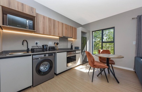 Greater Johannesburg Metropolitan Area Apartment | Brighten Your Stay | Akaru’s Vibrant Hideaway