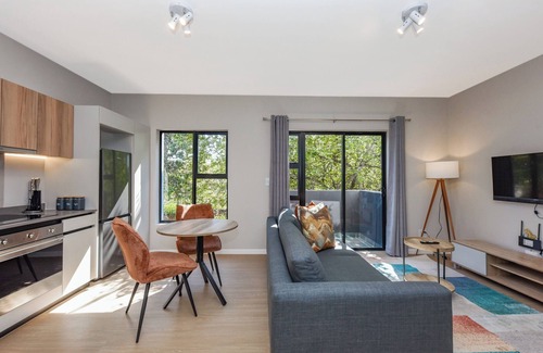 Greater Johannesburg Metropolitan Area Apartment | Brighten Your Stay | Akaru’s Vibrant Hideaway