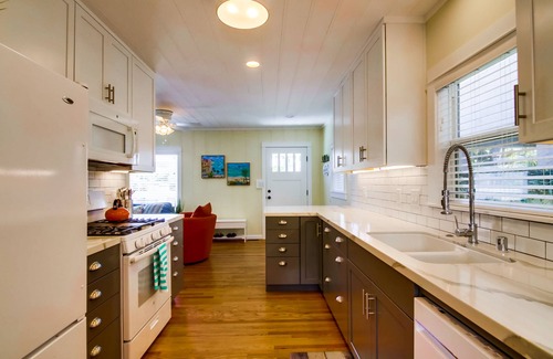 Ocean Beach Cottage | BRIGHTON BEACH COTTAGE - LITERALLY STEPS TO THE SAND