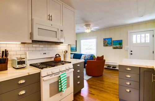 Ocean Beach Cottage | BRIGHTON BEACH COTTAGE - LITERALLY STEPS TO THE SAND
