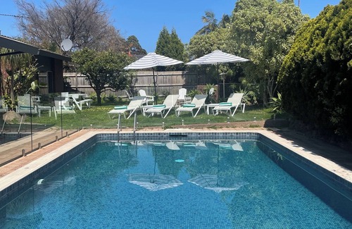 Brighton East House | Brighton Blissful | Family Poolside Vila Pool Spa Sauna