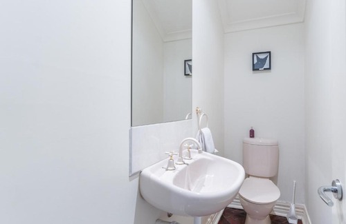 Brighton House | Brighton Chic Pet Friendly Near Beach & Train