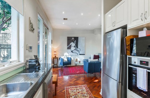 Brighton House | Brighton Chic Pet Friendly Near Beach & Train