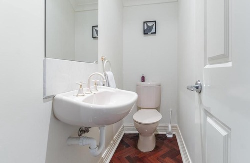 Brighton House | Brighton Chic Pet Friendly Near Beach & Train