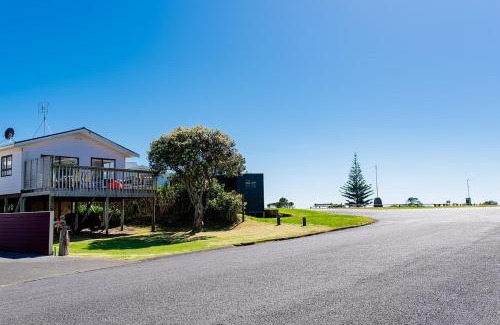 Waihi Beach House | Brighton family bach - sea views