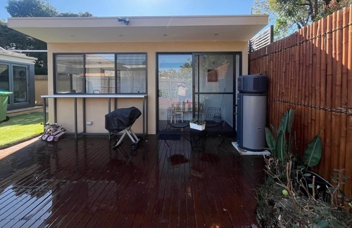 Brighton East Apartment | Brighton Guest Suite – Walk to Bay St, Train, Sky Bus and Beach. Free Parking!