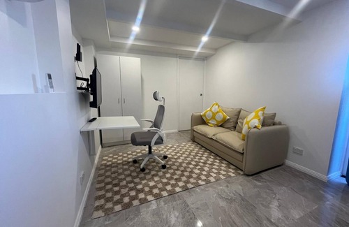 Brighton East Apartment | Brighton Guest Suite – Walk to Bay St, Train, Sky Bus and Beach. Free Parking!