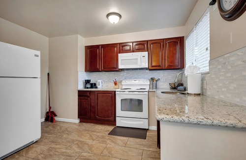 Brighton House | Brighton House - Walk to Metro