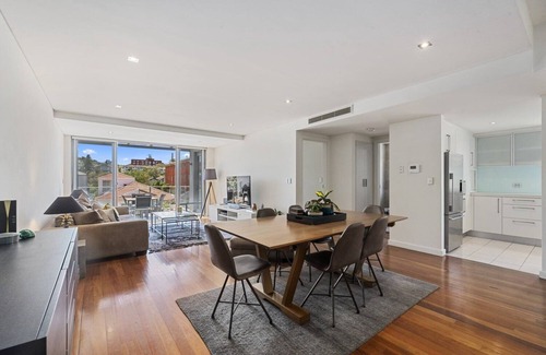 North Bondi House | Brighton Penthouse + 3 Bdrms + AC+ Parking + Beachview