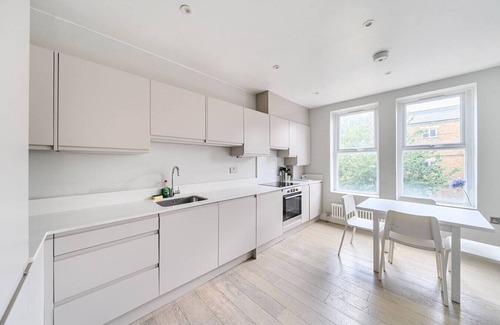 Camberwell Apartment | Brilliant 2 Bed Apartment - Spacious, Central & Well-Connected