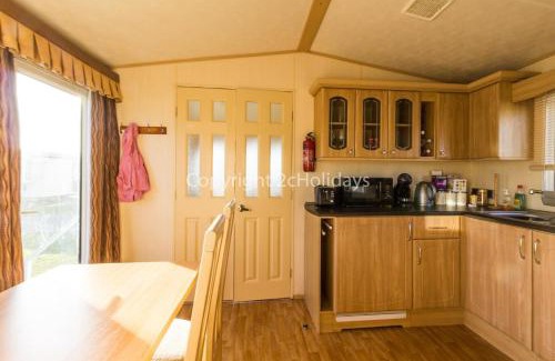 Great Yarmouth Other | Brilliant 6 Berth Caravan For Hire With Decking By The Norfolk Coast Ref 50064G