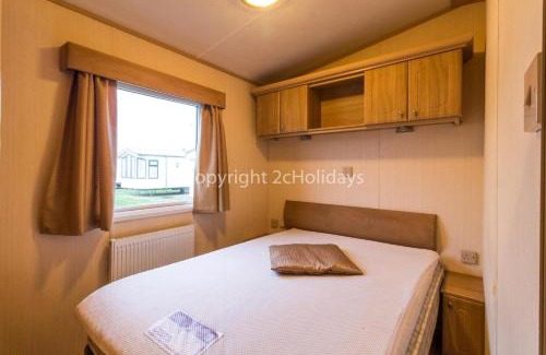Great Yarmouth Other | Brilliant 6 Berth Caravan For Hire With Decking By The Norfolk Coast Ref 50064G