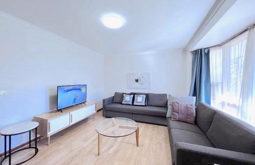 Mount Waverley House | Brilliant Modern Flat @Mount Waverley *Smart TV