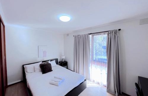 Mount Waverley House | Brilliant Modern Flat @Mount Waverley *Smart TV