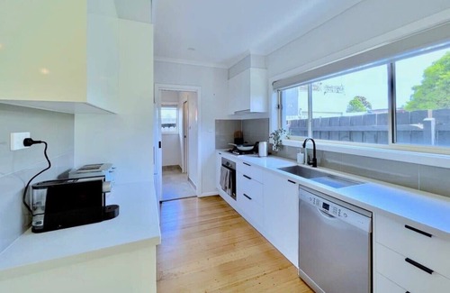 Forest Hill House | Brilliant Modern Villa 65' Samsung Smart TV