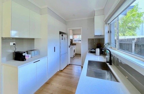 Forest Hill House | Brilliant Modern Villa 65' Samsung Smart TV