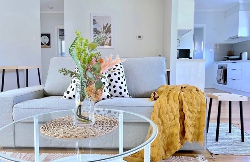 Forest Hill House | Brilliant Modern Villa 65' Samsung Smart TV