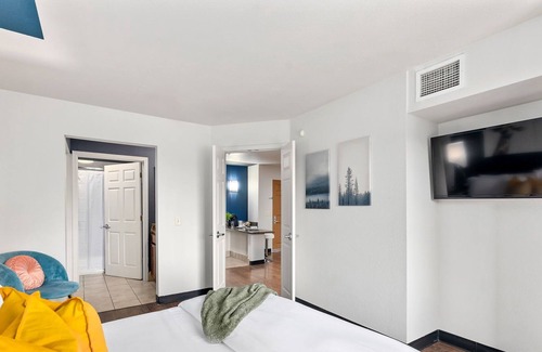 Wetmore Apartment | Brilliantly Beaming Two Bedroom Abode in La Cantera