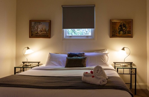 Daylesford House | Brindabella Lake View Family Home King Beds Ensuites