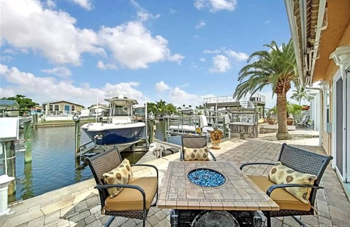 Hutchinson Island South House | Bring your boat and come enjoy island life in this canal front home!