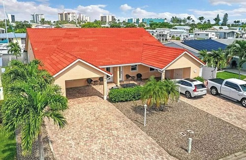 Hutchinson Island South House | Bring your boat and come enjoy island life in this canal front home!