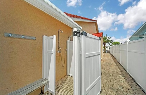 Hutchinson Island South House | Bring your boat and come enjoy island life in this canal front home!
