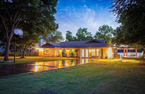 Marble Falls House | Bring your boat, jet skis, fishing poles, swimsuit, pet, and family!