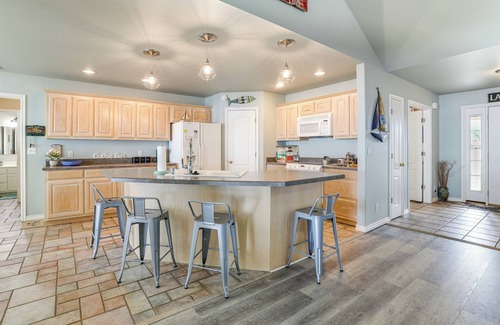 Grove House | Bring Your Boat! Lakefront Home w/Dock in Grove
