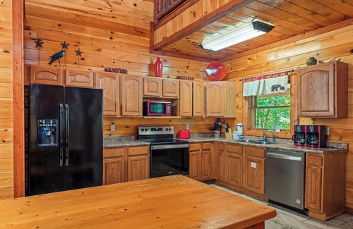 Cosby Cabin | Bring your dog and Family! Heated Indoor Pool