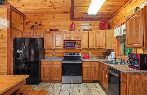 Cosby Cabin | Bring your dog and Family! Heated Indoor Pool