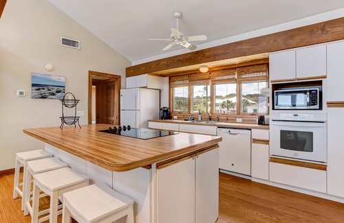 Fernandina Beach Hotel | Bring your dog on vacation to this oceanfront house. Amazing views and lots of parking.