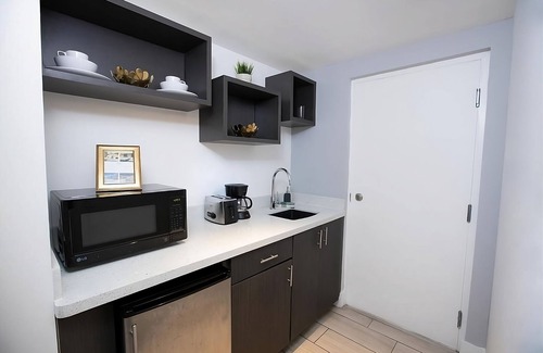 North Beach House | Bring Your Photo Club on an Art Deco Tour! 3 Units w/Kitchenette! Onsite Pool!
