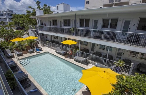 North Beach House | Bring Your Photo Club on an Art Deco Tour! 3 Units w/Kitchenette! Onsite Pool!