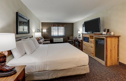 Johnston Hotel | Bringing the Pack? Expanded King Bunk Bed Suite, Stoney Creek Johnston | 2 Units
