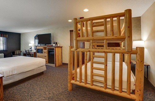 Johnston Hotel | Bringing the Pack? Expanded King Bunk Bed Suite, Stoney Creek Johnston | 2 Units