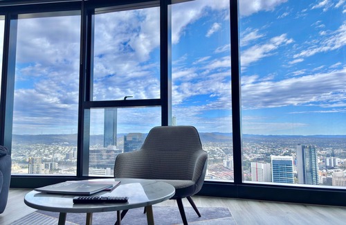 Brisbane Apartment | Brisbane Skytower -Sky High- 3 bedroom luxury Apartment with 2 bathrooms.