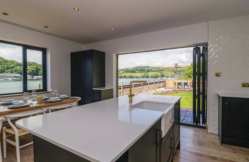 Dartmouth Cottage | BRITANNIA CROSSINGS COTTAGE, family friendly in Dartmouth