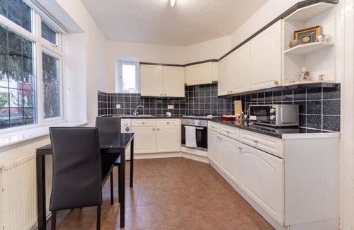 Golders Green Apartment | British Character in Golders Green. ground floor. 20min to oxford st.