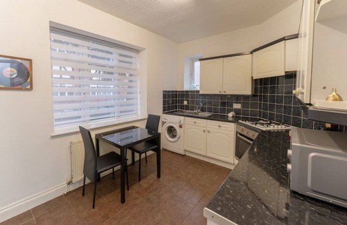 Golders Green Apartment | British Character in Golders Green. ground floor. 20min to oxford st.