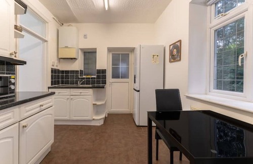 Golders Green Apartment | British Character in Golders Green. ground floor. 20min to oxford st.