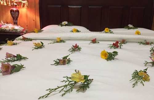 Nuwara Eliya Hotel | British Colonial Bungalow .