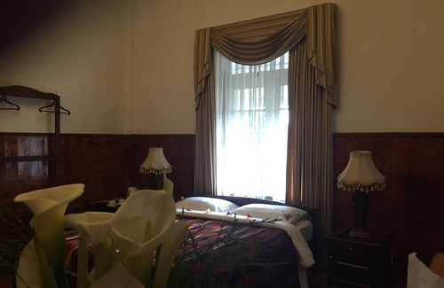 Nuwara Eliya Hotel | British Colonial Bungalow .